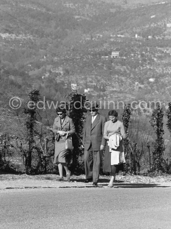German chancellor Konrad Adenauer came on holiday to the domaine Saint Martin with his daughters Ria (left) and Lotte. Vence 1958. - Photo by Edward Quinn