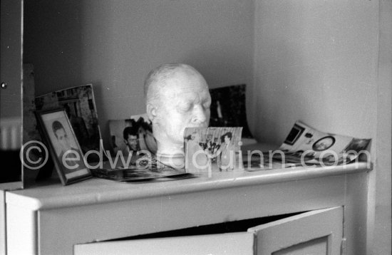 The mask of William Blake in a corner of Francis Bacon\'s studio (7, Reece Mews, London SW7) 1978. - Photo by Edward Quinn