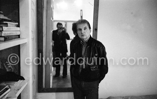 Francis Bacon at his studio in Paris, rue de Birague, 1979. Edward Quinn in the mirror. - Photo by Edward Quinn
