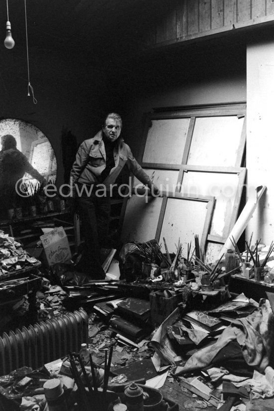Francis Bacon at his London studio in 1980. It was removed in 1998 and relocated with all its contents at Dublin City Gallery The Hugh Lane. - Photo by Edward Quinn