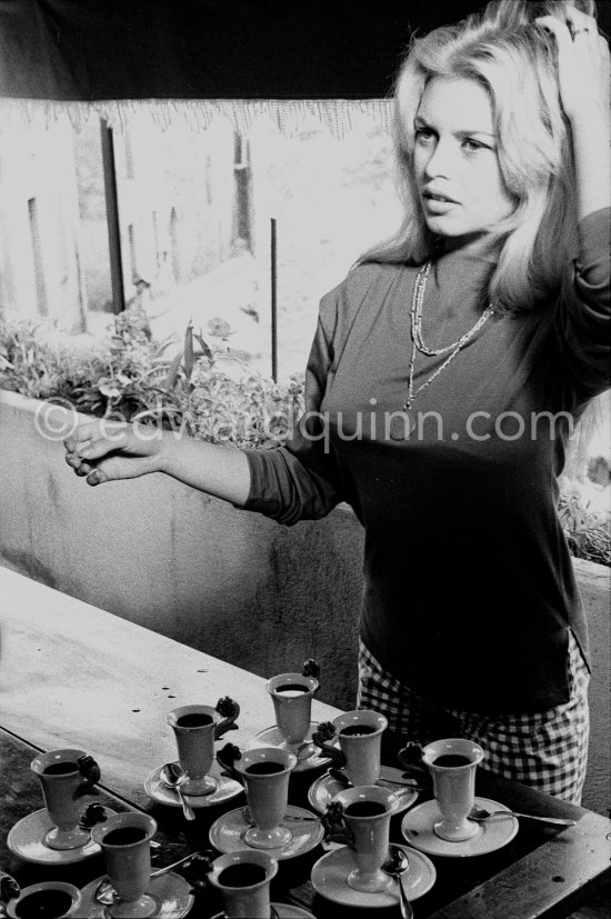 Brigitte Bardot, serving espresso. Saint-Tropez 1959. - Photo by Edward Quinn