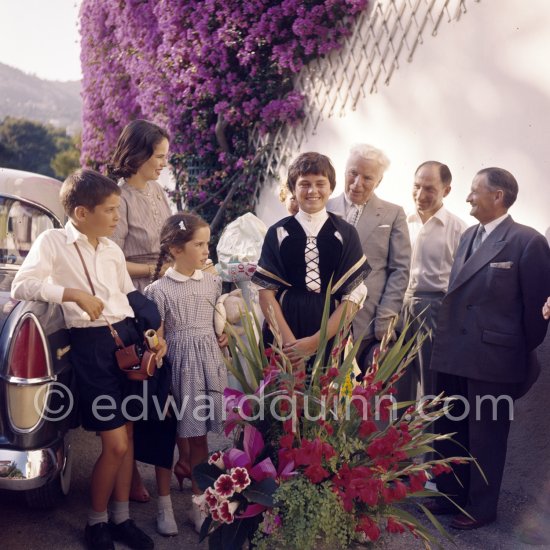 Charlie Chaplin and family at the Villa Lo Scoglietto. Chaplin had brought his family to the Riviera with the intention of buying a house there. He wanted to escape the noise of a shooting range near his home in Vevey, after the authorities had refused to close it down. Saint-Jean-Cap-Ferrat, 1956. - Photo by Edward Quinn