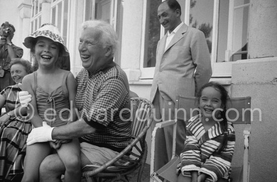 Charlie Chaplin with two of his daughters, Josephine and Victoria (left). Chaplin was in Cannes to talk to the press about his latest film, "A King in New York", due to be premiered in London. When asked why he was wearing white gloves, he said it wasn\'t coquetry, but a slight case of eczema. Villa Lo Scoglietto, Saint-Jean-Cap-Ferrat, 1956. - Photo by Edward Quinn