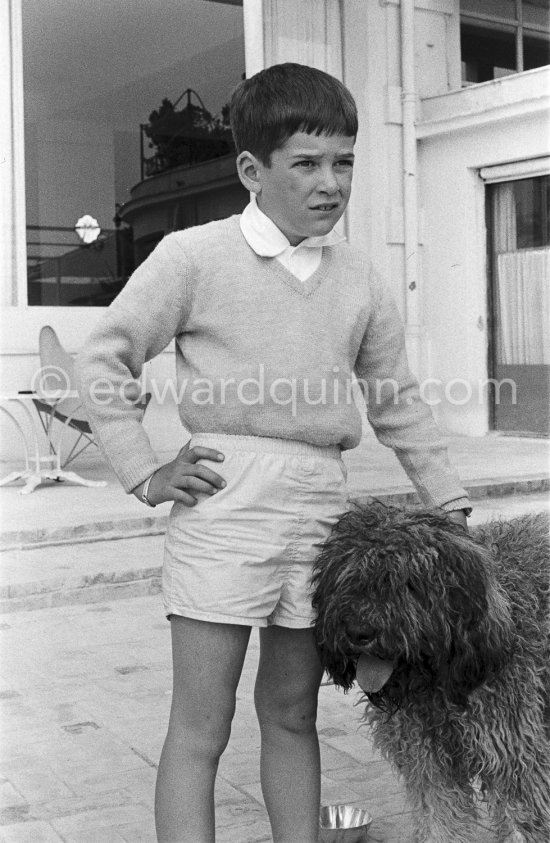 Charlie Chaplin\'s son Michael and Georges Simenon\'s poodle Mister. Cannes 1955 - Photo by Edward Quinn