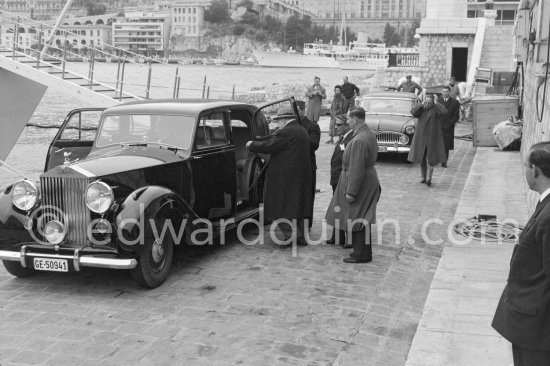 Sir Winston Churchill, Aristotle Onassis, Edmond Murray, (Churchill’s Scotland Yard bodyguard). Monaco harbor 1956. Car: 1948/49 Rolls-Royce Silver Wraith, #WZB29, Touring Limousine by Park Ward. Owner Emery Reves (Churchill’s U.S. publisher). Detailed info on this car by expert Klaus-Josef Rossfeldt see About/Additional Infos. - Photo by Edward Quinn