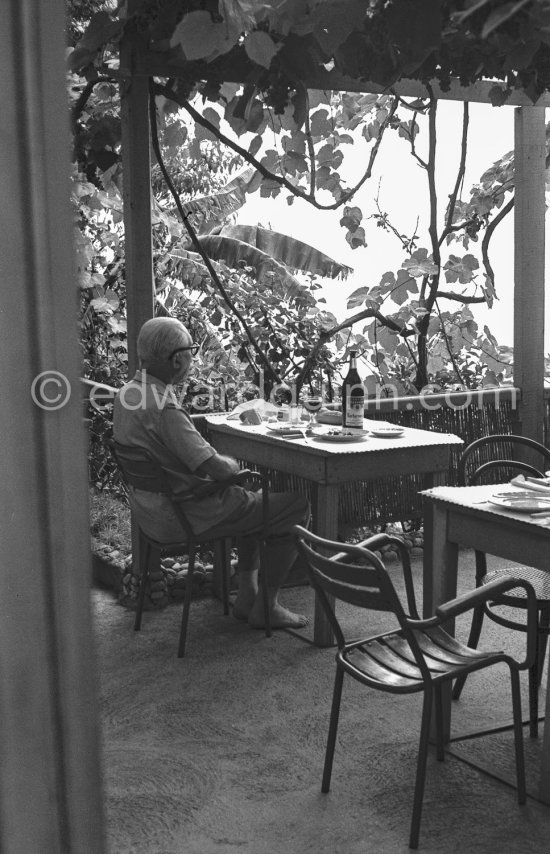 Le Corbusier (Charles-Édouard Jeanneret) overlooking the sea at Cap Martin on the terrace of the restaurant L\'Etoile de Mer attached to his vacation cabin Le Cabanon. Roquebrune-Cap-Martin 1953. - Photo by Edward Quinn