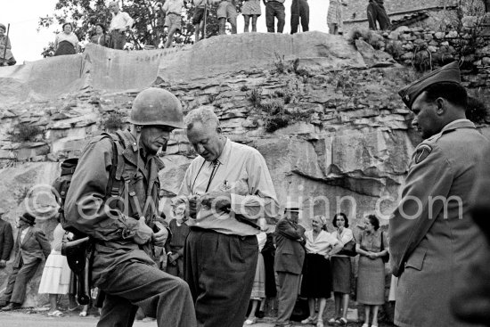 Lt. Sam Loggins (Frank Sinatra) and director Delmer Daves during the filming of "Kings Go Forth". Tourrettes-sur-Loup 1957. - Photo by Edward Quinn