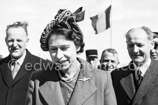 The onlookers saw Princess Elizabeth, later Queen Elizabeth II, very stylishly dressed disembarking from a Viking aircraft during the stop she made at Nice Airport, while on a flight from London to Malta where she was going to meet the Duke of Edinburgh, Prince Philip. She was greeted by local officials. Nice 19.3.1951. - Photo by Edward Quinn
