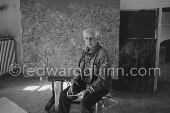Max Ernst. Behind him the painting "Tremblement de terre printanier". Seillans 1966. - Photo by Edward Quinn