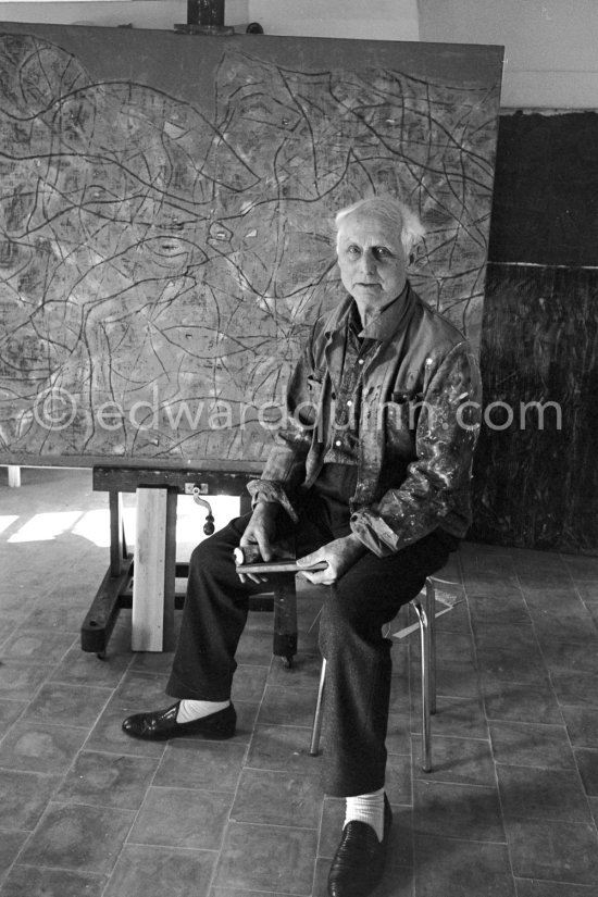 Max Ernst. Behind him the painting "Tremblement de terre printanier". Seillans 1966. - Photo by Edward Quinn