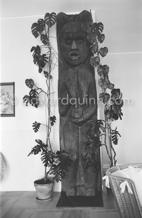 The wooden sculpture of Kwakiutl Max Ernst bought in 1941 in New York. Seillans 1974. - Photo by Edward Quinn