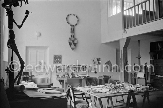 At the studio of Max Ernst. Seillans 1975. On the wall a Nafana Bedu Mask, Ivory Coast. - Photo by Edward Quinn