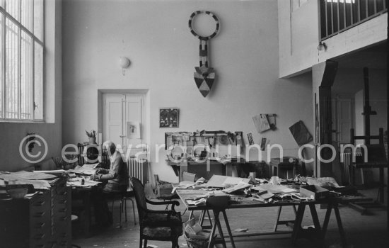 Max Ernst at his new studio. Seillans 1975. - Photo by Edward Quinn