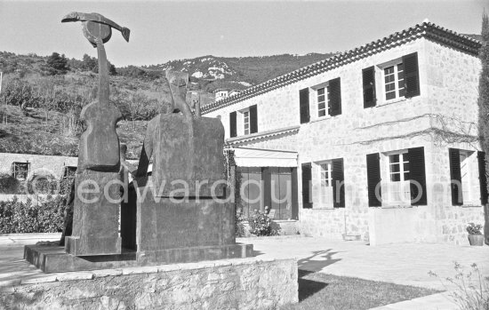 Sculptures in the garden of the second house of Max Ernst and Dorthea Tanning in Seillans, where they lived since 1971. Seillans 1974. - Photo by Edward Quinn