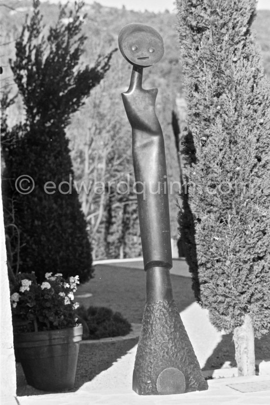 "La plus belle" in the garden of the second house of Max Ernst and Dorothea Tanning in Seillans 1975. - Photo by Edward Quinn
