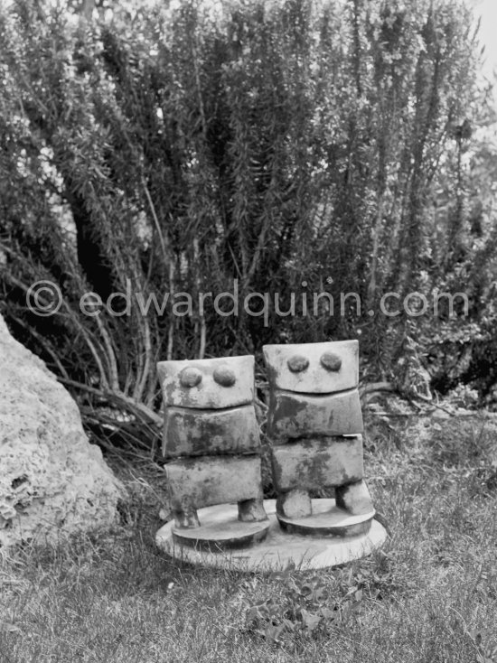 "Deux assistants" in the garden of the second house of Max Ernst and Dorothea Tanning in Seillans 1975. - Photo by Edward Quinn