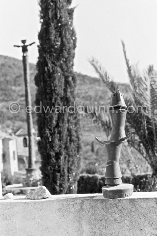 "Oedipus I" in the garden of the second house of Max Ernst and Dorothea Tanning in Seillans 1975. - Photo by Edward Quinn