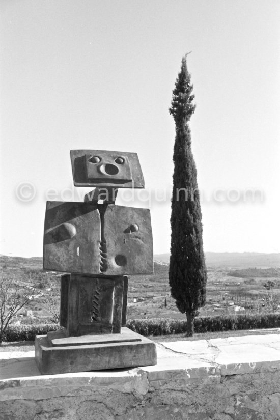 "An Anxious Friend" in the garden of the second house of Max Ernst and Dorothea Tanning in Seillans 1975. - Photo by Edward Quinn