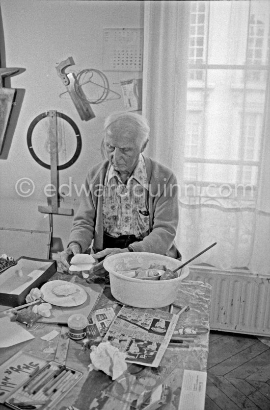 Max Ernst working on the sculpture "L\'oiseau Janus" ("Vogel Janus") at his studio in Paris 1974. - Photo by Edward Quinn
