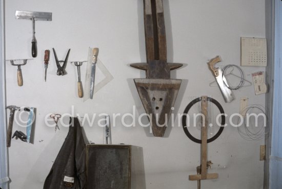 Max Ernst\'s tools at his studio. With an African tribal art mask. Paris 1974. - Photo by Edward Quinn
