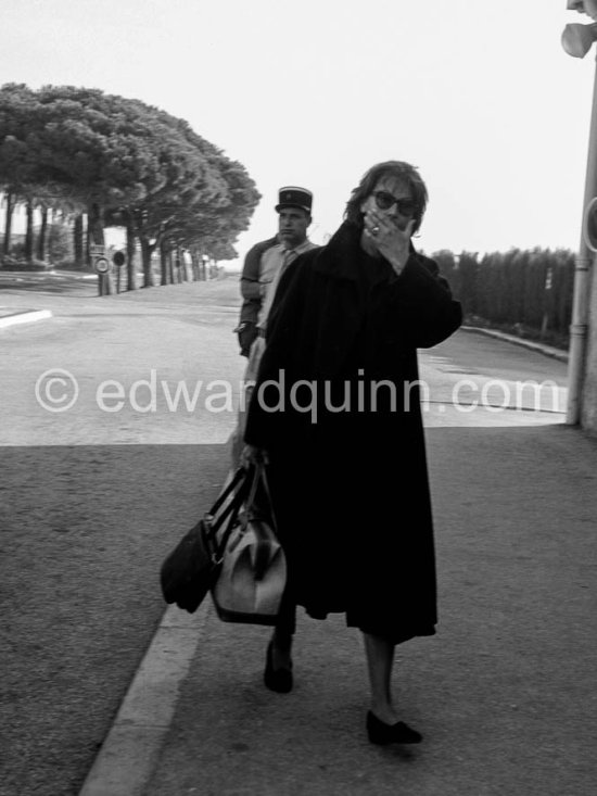 Greta Garbo who always tried to avoid reporters, arriving at Nice Airport 1956. - Photo by Edward Quinn