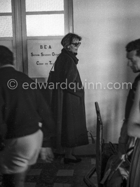 Greta Garbo who always tried to avoid reporters, arriving at Nice Airport 1956. - Photo by Edward Quinn