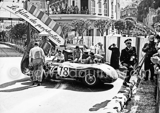 The accident at Sainte-Dévote: Stirling Moss, (78) restarts his Jaguar C-Type XKC 003 but got a black flag for receiving outside help. On the left Anthony Hume. Monaco Grand Prix 1952, transformed into a race for sports cars. This was a two day event, the Sunday, Prix Monte Carlo, for the up to 2 litres (Prix de Monte Carlo), the Grand Prix, Monday for the bigger engines, (Monaco Grand Prix). - Photo by Edward Quinn
