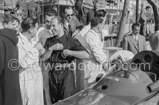 Stirling Moss and a Vanwall mechanic. N° 18 Vanwall VW3/V4. Monaco Grand Prix 1957. - Photo by Edward Quinn