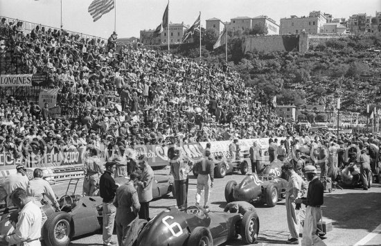 Starting grid in front of Tribune Quai Albert-1er. Stirling Moss, (18) Vanwall VW3/4, Carlos Mediteguy, (36) Maserati 250F, Harry Schell, (38), Maserati 250F, Maurice Trintignant, (30) Ferrari-Lancia, Wolfgang von Trips, (24) Ferrari 80I, Masten Gregory, (2) Maserati 250F, Ron Flockhart, (6) B.R.M. P25, Horace H. Gould, (22). Monaco Grand Prix 1957. - Photo by Edward Quinn