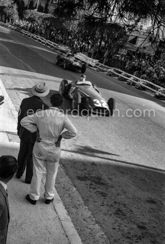 Juan Manuel Fangio, (32) Maserati 250F, Wolfgang von Trips, (24) Ferrari 80I. With white hat Tony Vandervell, head of the Vanwall Formula One racing team. Monaco Grand Prix 1957. - Photo by Edward Quinn