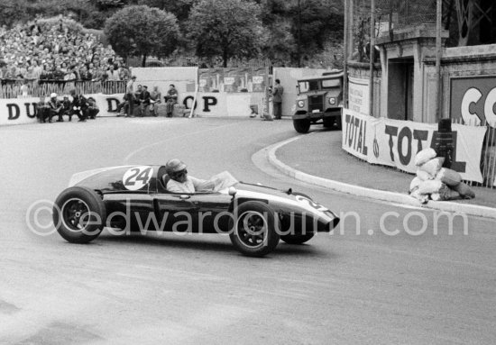 Jack Brabham, (24) Cooper TSI, winner of the race, at the Gasometer. Monaco Grand Prix 1959. - Photo by Edward Quinn