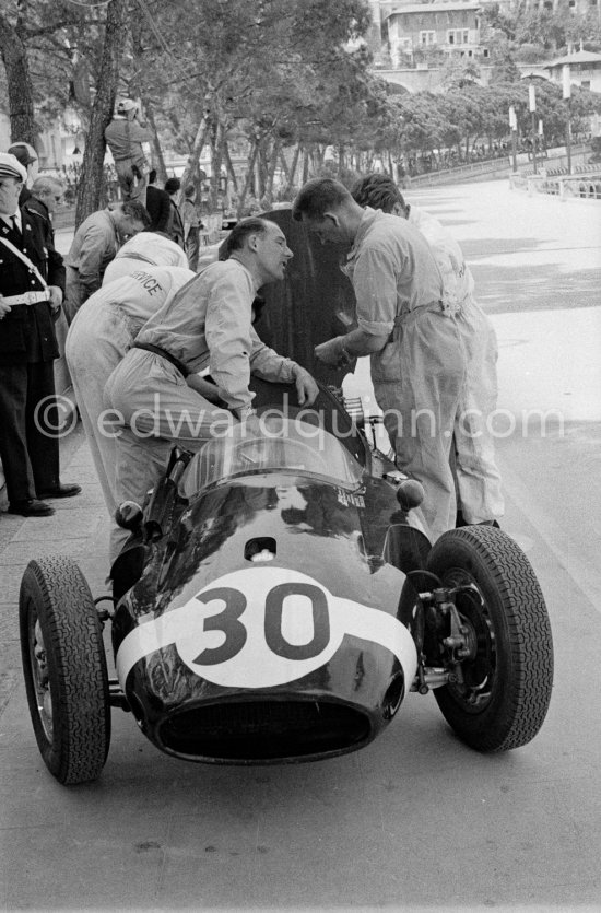 Stirling Moss, (30) Cooper-Climax T51. On right Alf Francis, chief mechanic of Rob Walker. Monaco Grand Prix 1959. - Photo by Edward Quinn