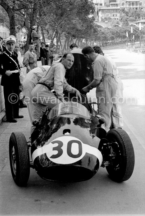 Stirling Moss, (30) Cooper-Climax T51. On right Alf Francis, chief mechanic of Rob Walker. Monaco Grand Prix 1959. - Photo by Edward Quinn