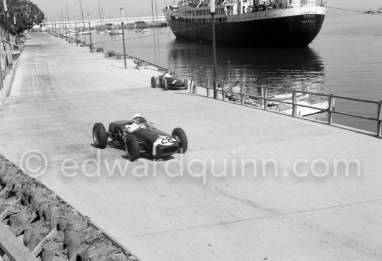Training session. Stirling Moss, winner, (28) Lotus 18. On the right Joakim Bonnier\'s N° 2 B.R.M. P48. Monaco Grand Prix 1960. - Photo by Edward Quinn