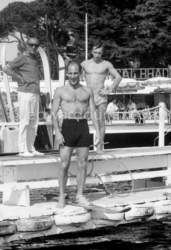 After winning the Grand Prix Stirling Moss prepares for a mono ski ride. On the right Philippe Logut, 1959 waterski world champion. Monaco 1960. - Photo by Edward Quinn