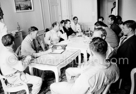 Stirling Moss as chairman addresses the inaugural meeting of a new racing drivers association (Grand Prix Drivers’ Association) in room 183 of Monte Carlo\'s hotel Metropole. On his left vice chairman Joakim Bonnier, hidden Jim Clark, and Masten Gregory, on his right the association\'s secretary Peter Garnier. In the foreground left Innes Ireland and right back to camera John Surtees. Back right Maurice Trintignant, Olivier Gendebien, Dan Gurney and Henry Taylor. Monaco Grand Prix 1961. - Photo by Edward Quinn