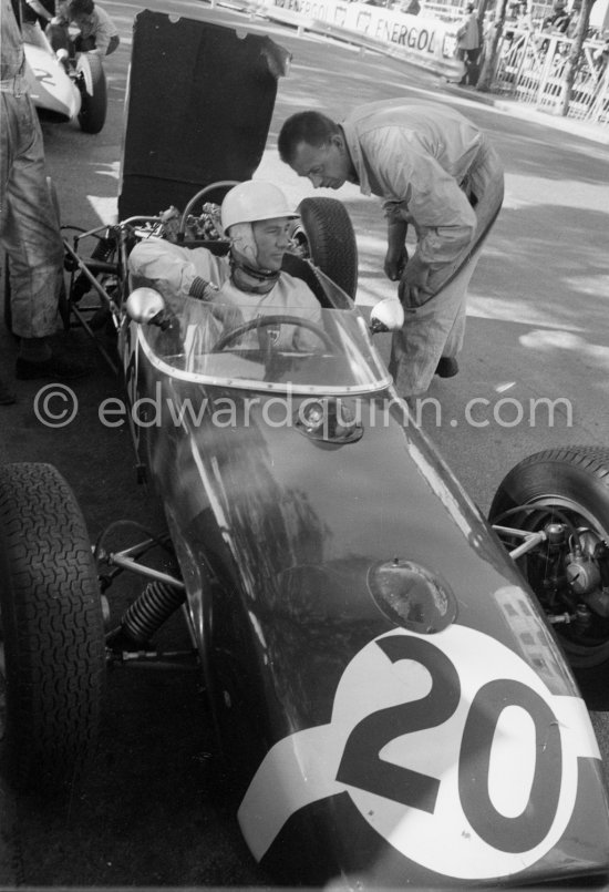 Stirling Moss, (20) Lotus-Climax. Right Alf Francis, chief mechanic of Rob Walker Racing Team. Monaco Grand Prix 1961. - Photo by Edward Quinn
