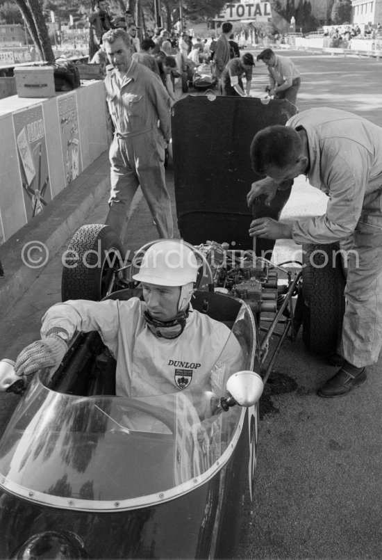 Stirling Moss, (20) Lotus-Climax. Right Alf Francis, chief mechanic of Rob Walker Racing Team. Monaco Grand Prix 1961. - Photo by Edward Quinn