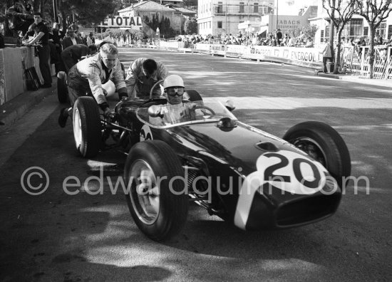 Stirling Moss, (20) Lotus-Climax. Pushing on right Alf Francis, chief mechanic of Rob Walker Racing Team. Monaco Grand Prix 1961. - Photo by Edward Quinn