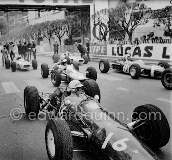 Mike Hailwood, (16) Lotus 25, Paul Hawkins, (10) Lotus 33 Climax, Joakim Bonnier, (12) Brabham BT7 Climax, Ronnie Bucknum, (19) Honda RA272, Richie Ginther, (20) Honda RA272. Monaco Grand Prix 1965. - Photo by Edward Quinn