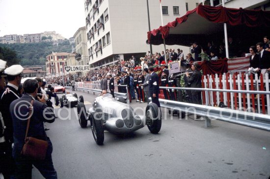 Hermann Lang, Mercedes-Benz W 125, in the parade of the Club des Anciens Pilotes de Grand Prix, now Grand Prix Drivers Club GPDC. Behind him Stirling Moss, Lotus 18 (winner GP Monaco 1961). Monaco Grand Prix 1965. - Photo by Edward Quinn