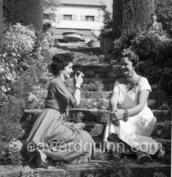 Gina Lollobrigida taking photos with a Leica camera of the Begum Aga Khan in front of Villa Yakymour. Cannes 1955. - Photo by Edward Quinn