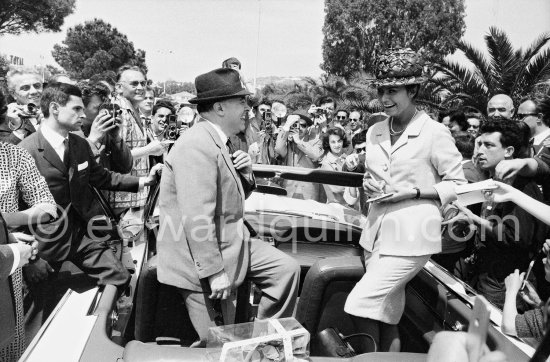 Sophia Loren and husband Carlo Ponti obviously very enchanted by so many fans. Nice Airport 1961. Car: Ford Thunderbird 1961. Convertible. - Photo by Edward Quinn