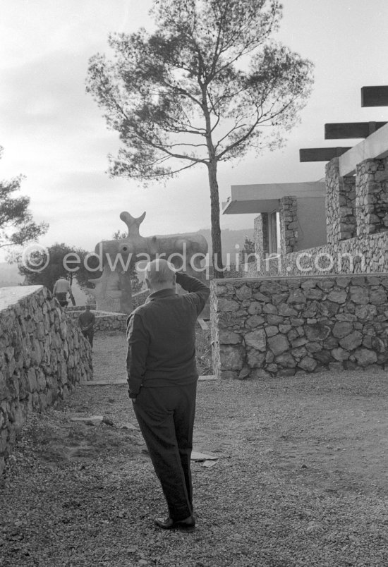 Joan Miró in the gardens of Musée Maeght. His sculpture "L\'Arc" ("The Arch") in the background, Saint-Paul-de-Vence 1964. - Photo by Edward Quinn