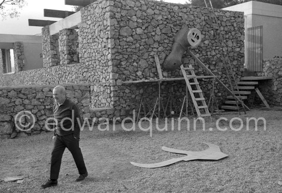 Joan Miró installing a sculpture in the gardens of Musée Maeght. Saint-Paul-de-Vence 1964. - Photo by Edward Quinn