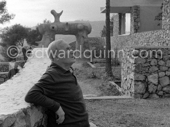 Joan Miró in the gardens of Musée Maeght. In the background the sculpture "L\'Arc" ("The Arch"). Saint-Paul-de-Vence 1964. - Photo by Edward Quinn