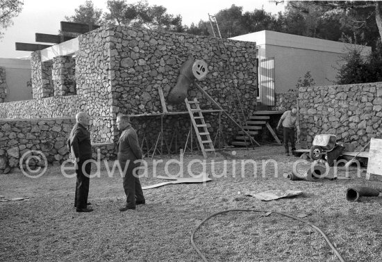 Joan Miró installing a sculpture in the gardens of Musée Maeght. Saint-Paul-de-Vence 1964. - Photo by Edward Quinn