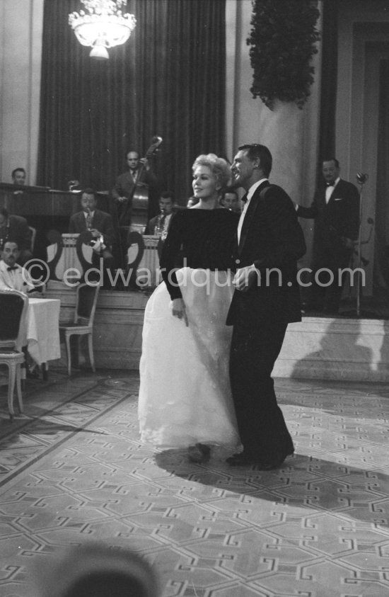 Kim Novak had been the Queen of the Cannes Film Festival in 1956 and there was a much publicized romance with Prince Aly Khan. She came again to the Film Festival in 1959 as her film "In the Middle of the Night" was presented. She stayed with her parents in Aly Khan’s Château de l’Horizon. Her escort at the Film Festival was Cary Grant. Cannes 1959. - Photo by Edward Quinn