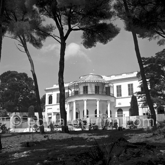 Château de la Croë. Villefranche 1955. Aristotle Onassis owned the château from 1950 to 1957, selling it after his wife, Athina Livanos, found him in bed with her friend, the socialite Jeanne Rhinelander. The house was then acquired by Onassis\'s brother-in-law and business rival, Stavros Niarchos, who bought it for his wife, Eugenia Livanos, Athina\'s sister. - Photo by Edward Quinn