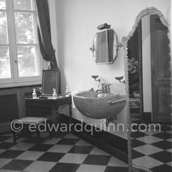 Interior view of Château de la Croë. Cap d\'Antibes 1954. Aristotle Onassis owned the château from 1950 to 1957, selling it after his wife, Athina Livanos, found him in bed with her friend, the socialite Jeanne Rhinelander. - Photo by Edward Quinn